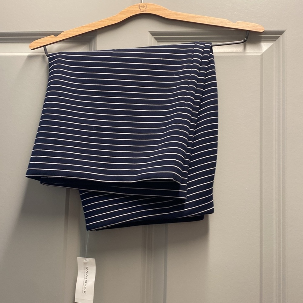 NWT Banana Republic Knit Pencil Skirt.  Navy stripe.  Size large.